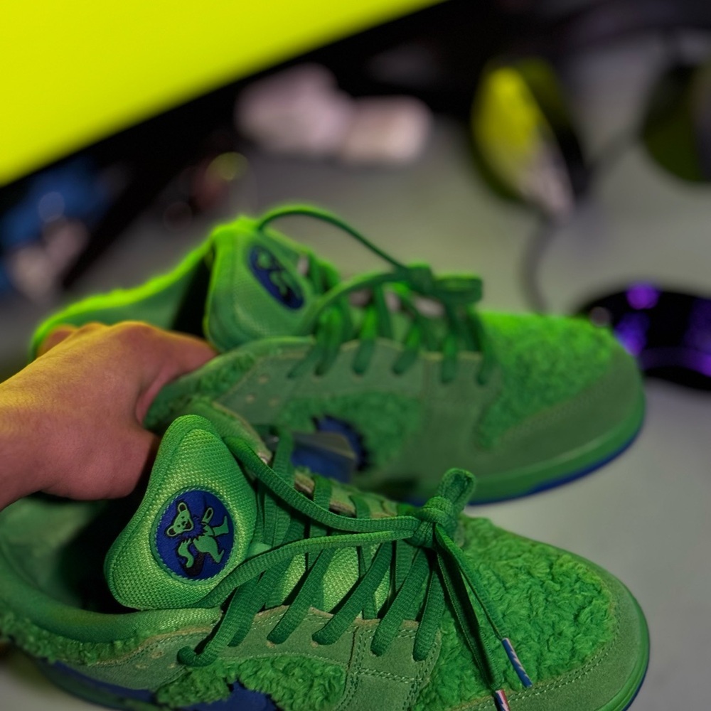 Nike Kids Green Low-Top Sneakers with Blue Logo Accents